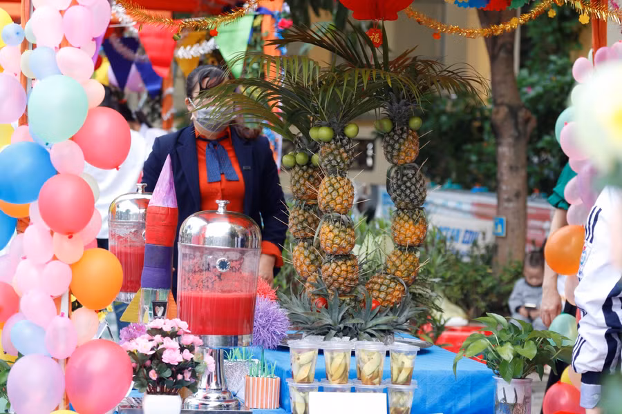 Ngày hội STEM thu hút 18 góc trưng bày trải nghiệm đến từ các khối lớp 6,7,8. Các em học sinh vui vẻ và tự hào khi tự mình làm ra những sản phẩm khoa học.