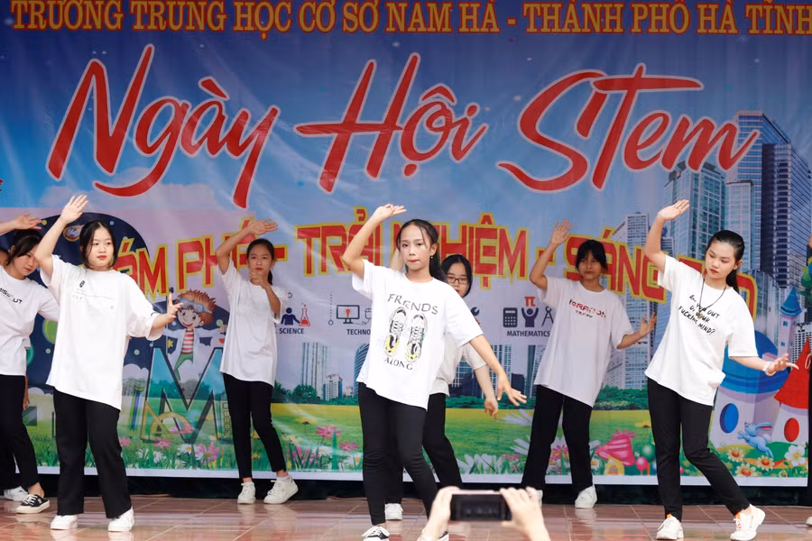 Màn văn nghệ đặc sắc khai mạc ngày hội STEM của các em học sinh Trường THCS Nam Hà.