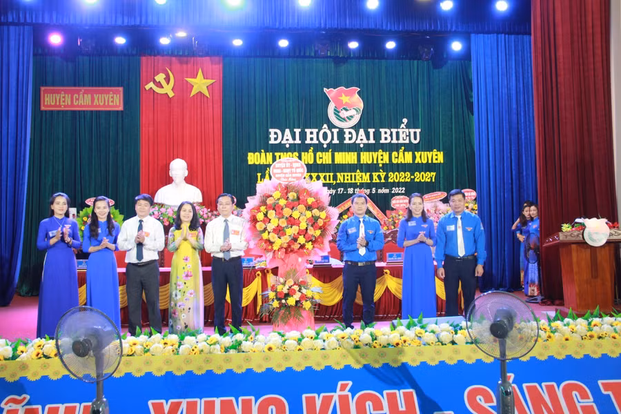 BCH Đảng bộ huyện Cẩm Xuyên tặng hoa chúc mừng.