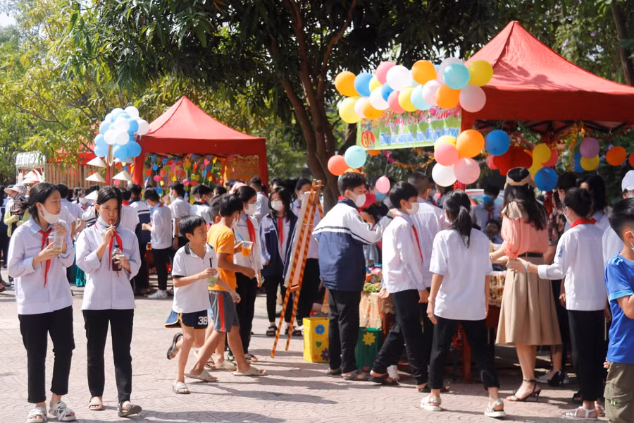 Cô Nguyễn Thị Mai Anh - Hiệu trưởng Trường THCS Nam Hà cho biết, ngày hội STEM là một trong những hoạt động thường niên của nhà trường nhằm thúc đẩy giáo dục STEM trong nhà trường. Đây là cơ hội để thầy và trò cùng nhau sẻ chia, bắt tay sáng tạo ra những sản phẩm STEM độc đáo, đẹp mắt.