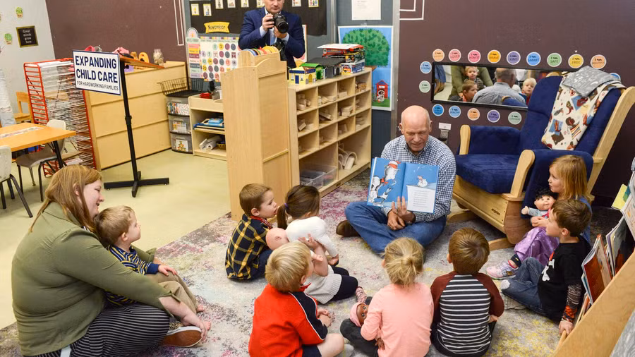 Sử dụng màn hình điện tử quá lâu gây ảnh hưởng đến sức khoẻ của trẻ.