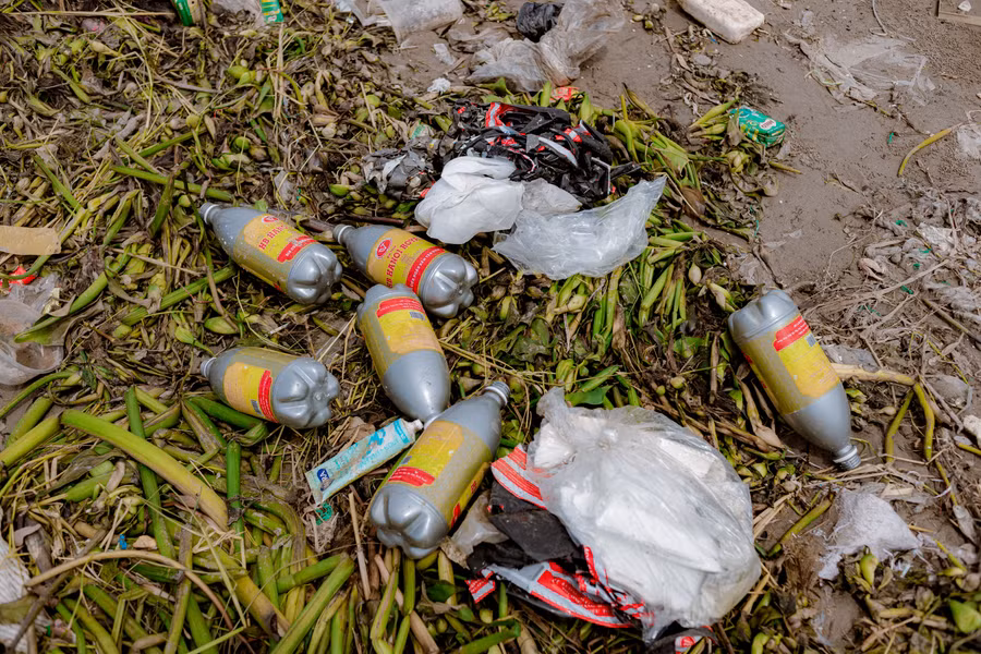 Rác thải là bao bì, túi nilon, chai nhựa, xốp rất khó phân hủy.