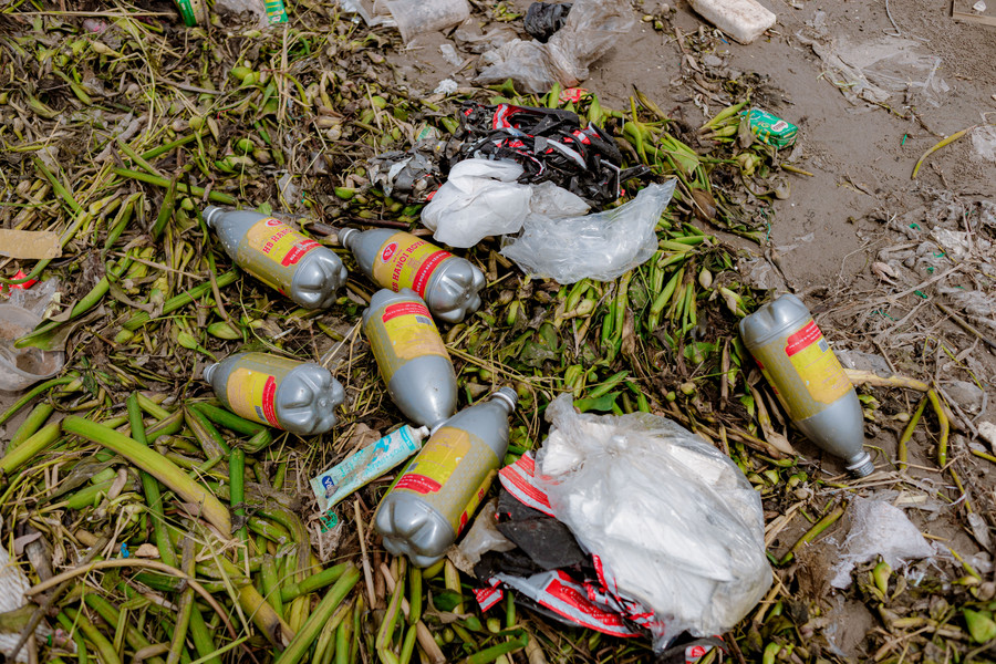 Rác thải là bao bì, túi nilon, chai nhựa, xốp rất khó phân hủy. Rác thải là bao bì, túi nilon, chai nhựa, xốp rất khó phân hủy.