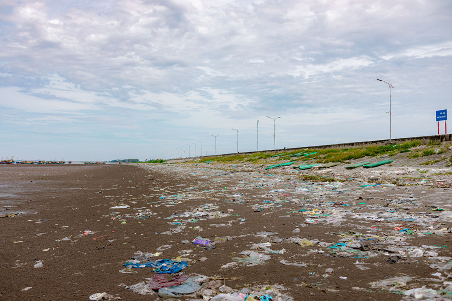 Rác thải trên bãi biển có chiều dài gần 2km. Rác thải trên bãi biển có chiều dài gần 2km.