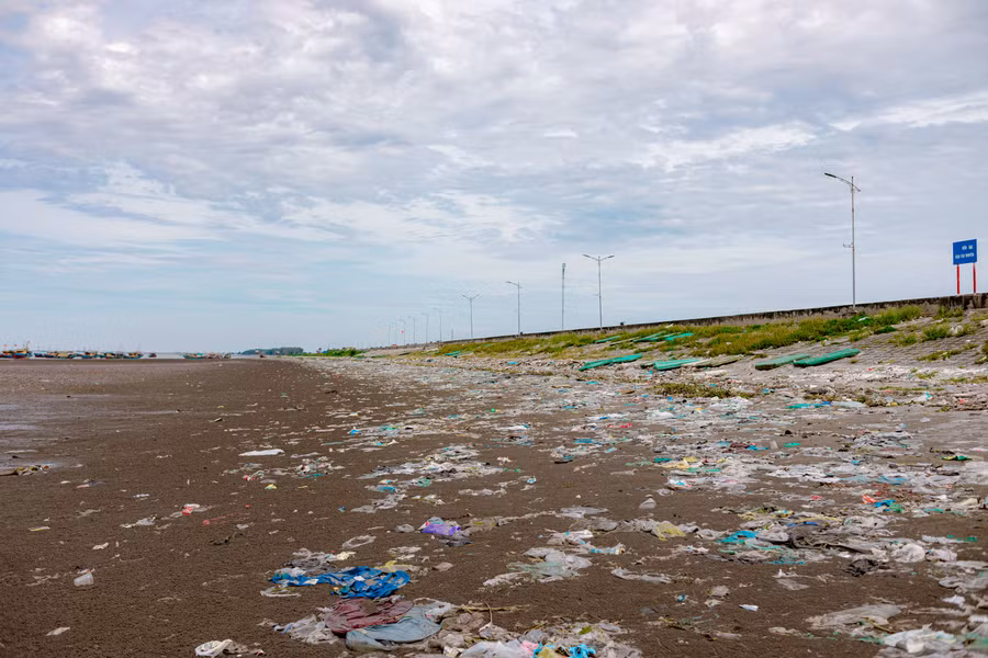 Rác thải trên bãi biển có chiều dài gần 2km.