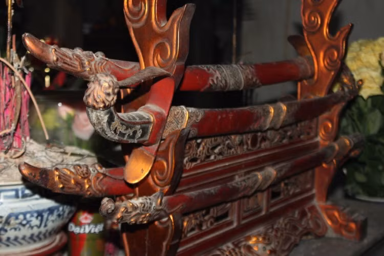 4 thanh kiếm cổ trên ban thờ đền Lưu Xá.
