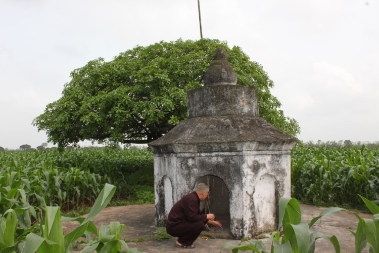 Mộ Thái úy Lưu Khánh Đàm ven dòng sông Luộc. Mộ Thái úy Lưu Khánh Đàm ven dòng sông Luộc.