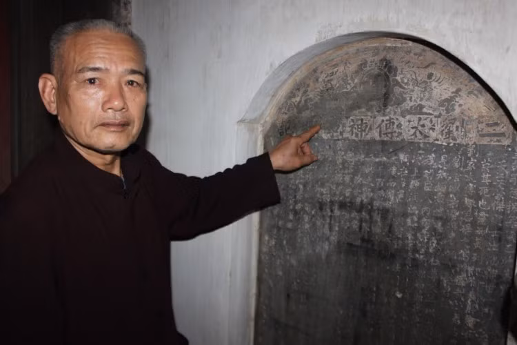 Bia cổ ở đền Lưu Xá.