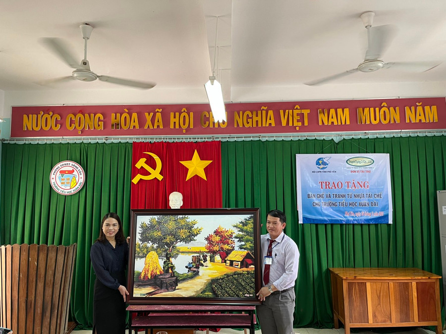Công ty Thanh Tùng 2 tặng bàn ghế và tranh 3D từ nhựa tái chế cho Trường Tiểu Học Xuân Đài - tỉnh Phú Yên (Ảnh: CTV),