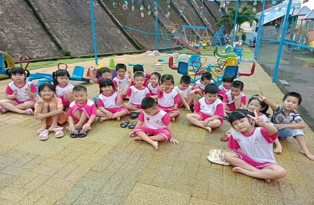 Sản phẩm tái chế: Gạch cao su, gạch con sâu ... của Công ty Thanh Tùng 2 góp phần vào sân chơi bổ ích cho các cháu Trường Mầm Non Vĩnh Tân, Vĩnh Cửu, Đồng Nai (Ảnh: CTV).