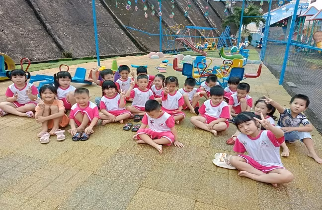 Sản phẩm tái chế: Gạch cao su, gạch con sâu ... của Công ty Thanh Tùng 2 góp phần vào sân chơi bổ ích cho các cháu Trường Mầm Non Vĩnh Tân, Vĩnh Cửu, Đồng Nai (Ảnh: CTV).