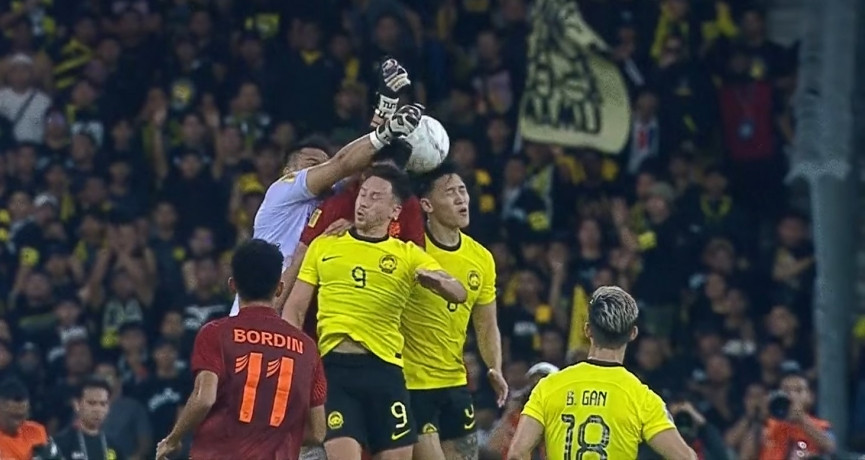 Pha quay chậm cho thấy cầu thủ Malaysia không hề đánh cùi chỏ hậu vệ Thái Lan. Pha quay chậm cho thấy cầu thủ Malaysia không hề đánh cùi chỏ hậu vệ Thái Lan.