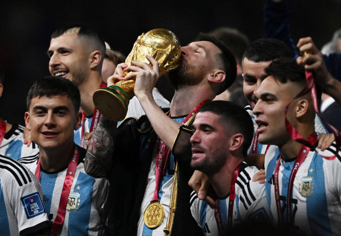Messi mang băng thủ quân và giúp Argentina vô địch World Cup 2022. Messi mang băng thủ quân và giúp Argentina vô địch World Cup 2022.