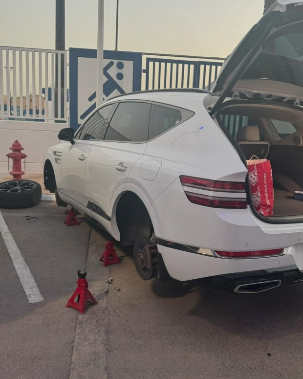 Renan Lodi phải thay 4 bánh xe bị Neymar rạch hỏng lốp.