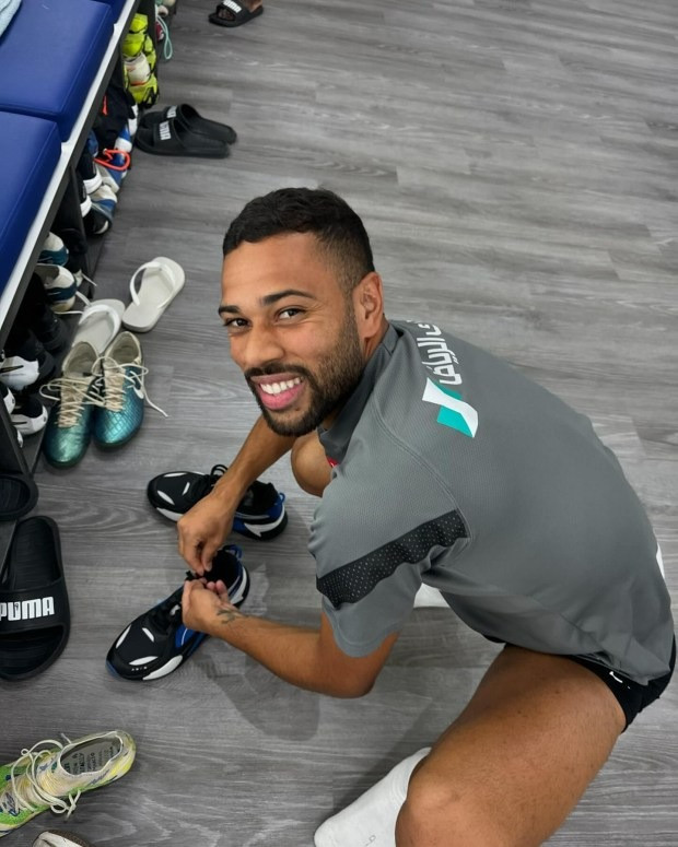 Renan Lodi nghịch giày của Neymar.