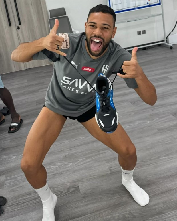 Renan Lodi thắt nút dây giày của đồng hương Brazil.