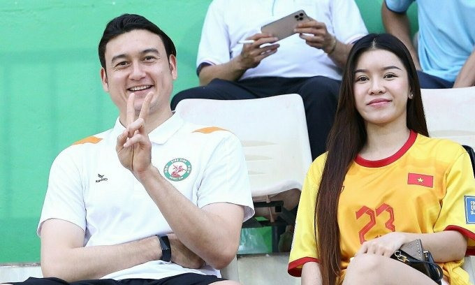 Đặng Văn Lâm trên khán đài sân Quy Nhơn trong trận CLB Bình Định thắng CLB Quảng Nam 3-0 ở vòng 22 V.League 2023-2024.