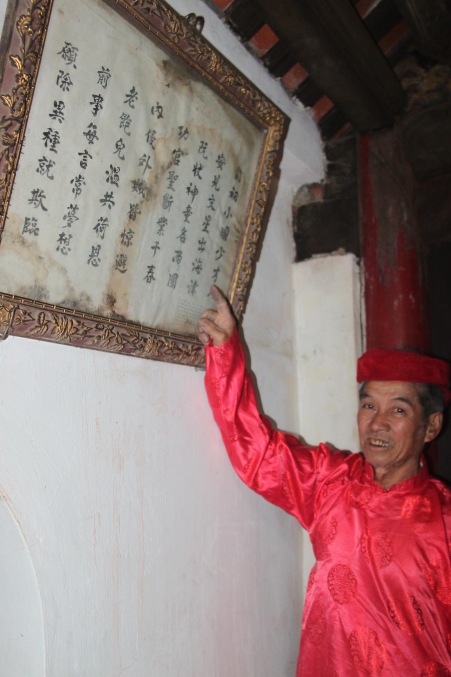 Người Nghiêm Xá cho rằng, mộ Trạng nguyên Nguyễn Hiền được xây dựng tại làng. Người Nghiêm Xá cho rằng, mộ Trạng nguyên Nguyễn Hiền được xây dựng tại làng.