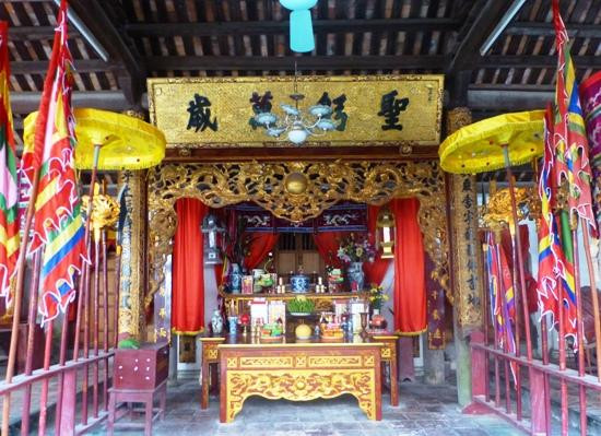 Đình Nghiêm Xá tôn 12 vị tiến sĩ là Thành hoàng làng. Đình Nghiêm Xá tôn 12 vị tiến sĩ là Thành hoàng làng.