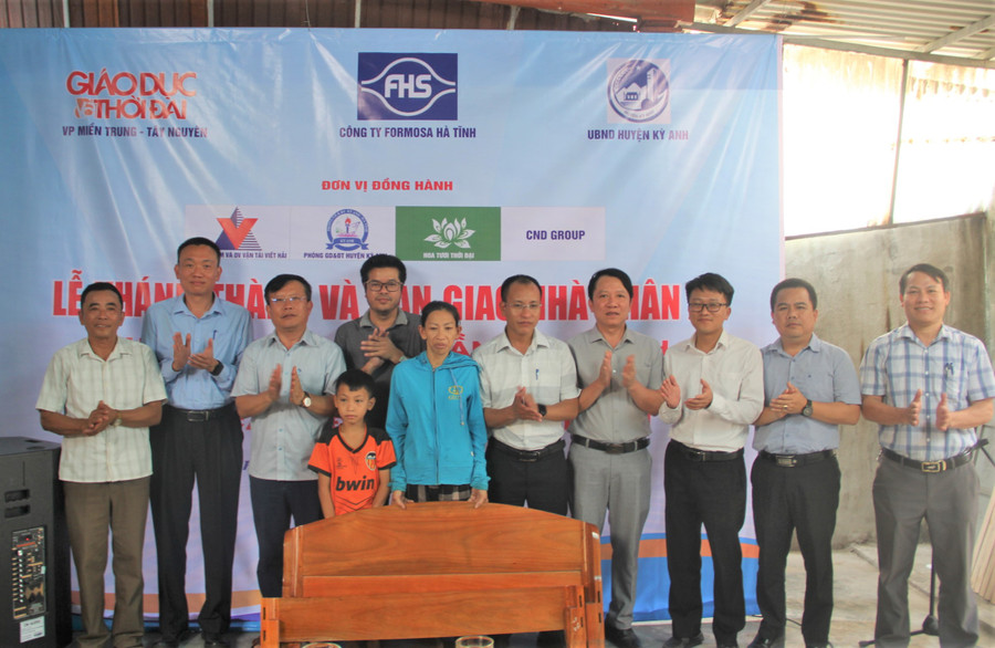 Nhà tài trợ cùng chính quyền địa phương tặng quà cho mẹ con chị Thanh tại Lễ bàn giao nhà nhân ái. (Ảnh: T.H). Nhà tài trợ cùng chính quyền địa phương tặng quà cho mẹ con chị Thanh tại Lễ bàn giao nhà nhân ái. (Ảnh: T.H).