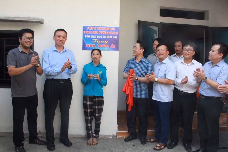 Đại diện Báo GD&TĐ, chính quyền địa phương cùng nhà tài trợ kéo băng khánh thành và bàn giao nhà nhân ái cho gia đình chị Trần Thị Thanh. (Ảnh: T.H).