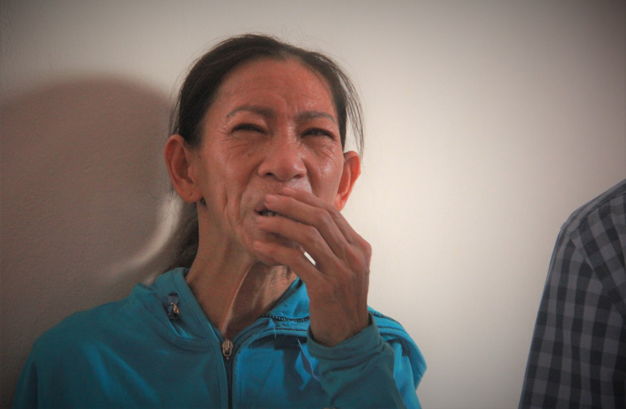 Chị Thanh bật khóc gửi lời cảm ơn đến những tình cảm mà mọi người đã dành cho mẹ con chị. (Ảnh: T.H). Chị Thanh bật khóc gửi lời cảm ơn đến những tình cảm mà mọi người đã dành cho mẹ con chị. (Ảnh: T.H).