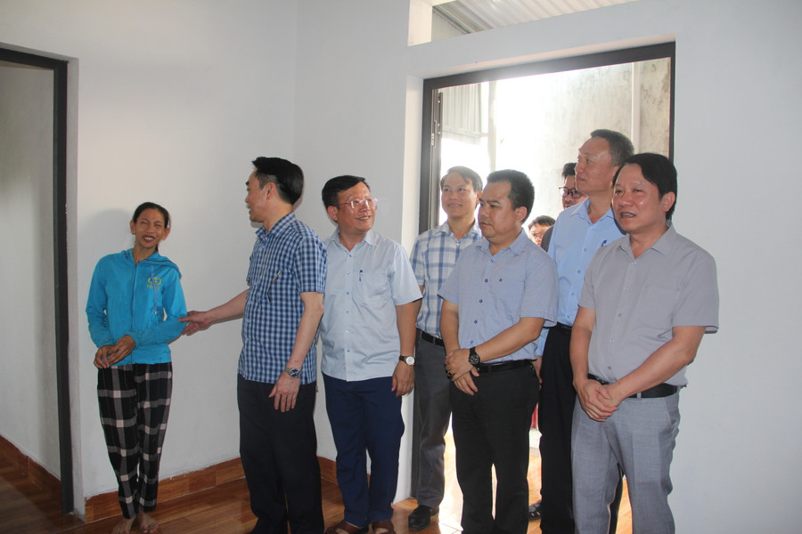 Các đại biểu và nhà tài trợ tham quan, chúc mừng mẹ con chị Thanh trong ngôi nhà nhân ái. (Ảnh: T.H). Các đại biểu và nhà tài trợ tham quan, chúc mừng mẹ con chị Thanh trong ngôi nhà nhân ái. (Ảnh: T.H).