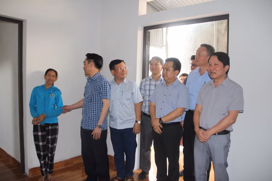 Các đại biểu và nhà tài trợ tham quan, chúc mừng mẹ con chị Thanh trong ngôi nhà nhân ái. (Ảnh: T.H).