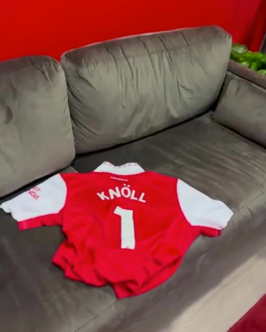 Ivana Knoll là fan hâm mộ ruột của Arsenal.