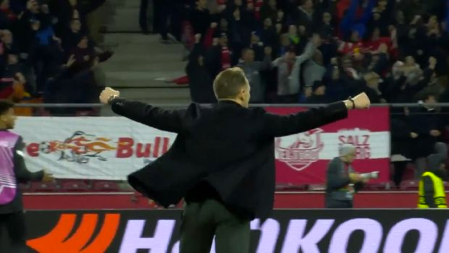 Matthias Jaissle bắt chước màn ăn mừng của chính của Jose Mourinho sau bàn thắng của Salzburg trước AS Roma. Matthias Jaissle bắt chước màn ăn mừng của chính của Jose Mourinho sau bàn thắng của Salzburg trước AS Roma.