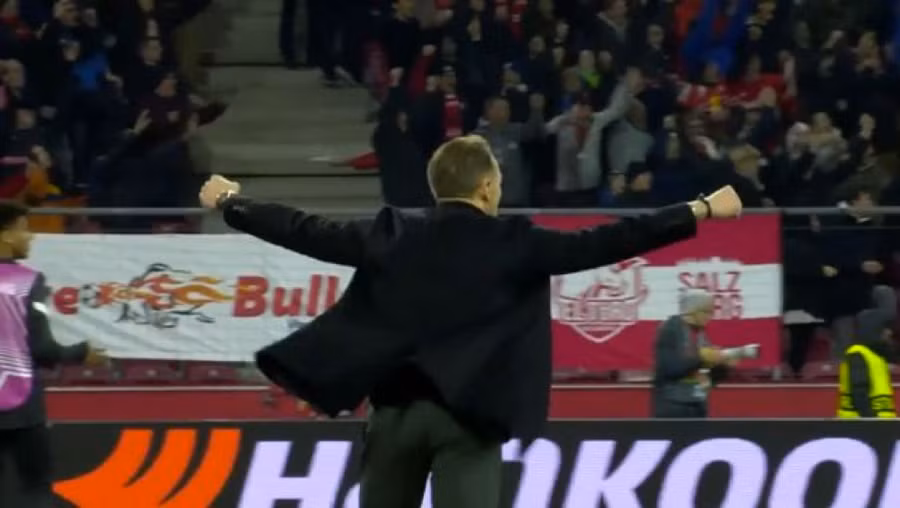 Matthias Jaissle bắt chước màn ăn mừng của chính của Jose Mourinho sau bàn thắng của Salzburg trước AS Roma.