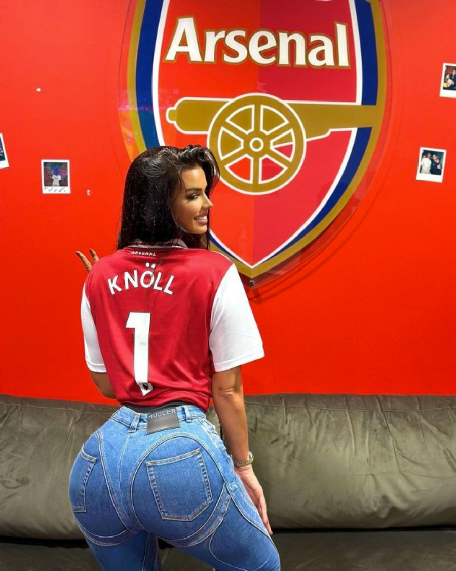 Ivana tiết lộ là fan hâm mộ Arsenal. Ivana tiết lộ là fan hâm mộ Arsenal.