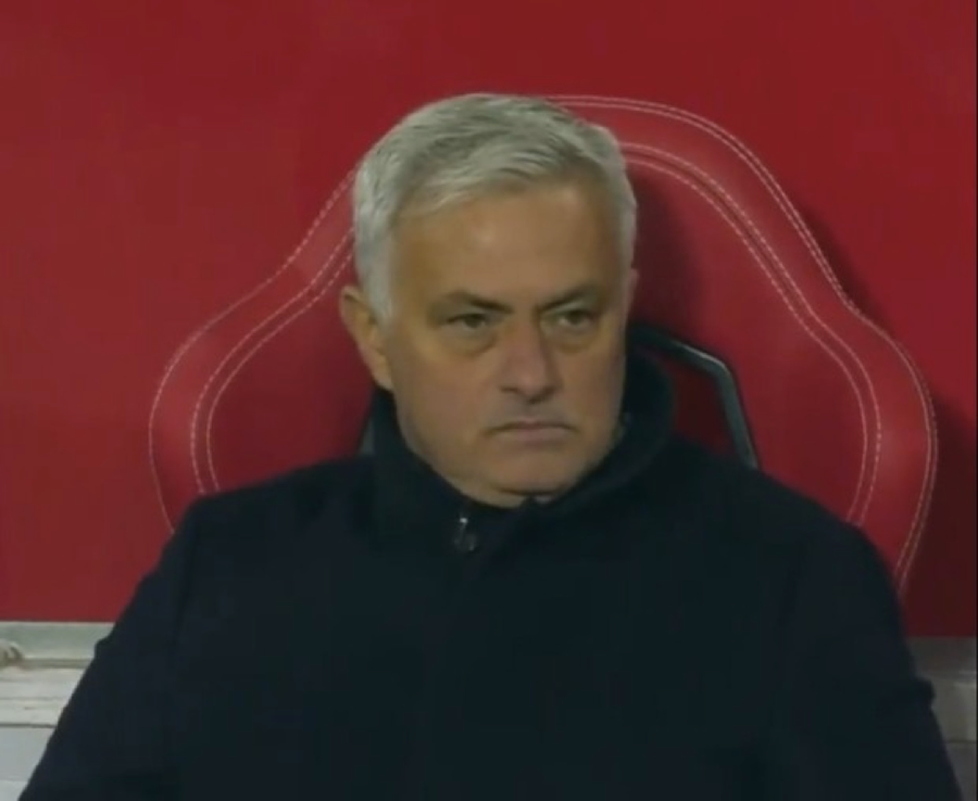 Mourinho mặt không cảm xúc sau khi chứng kiến đội nhà để thủng lưới muộn. Mourinho mặt không cảm xúc sau khi chứng kiến đội nhà để thủng lưới muộn.