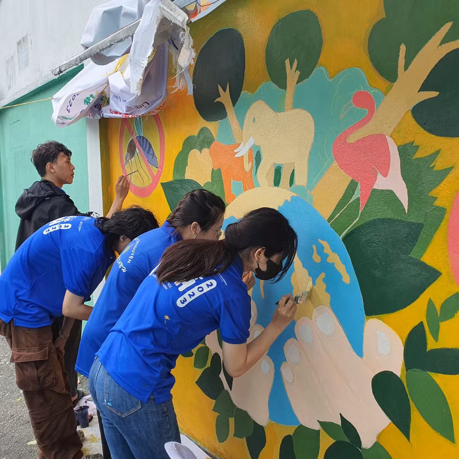 ...nhưng các chiến sĩ Mùa hè xanh cùng những người bạn đồng hành vẫn tỉ mẫn những nét vẽ.