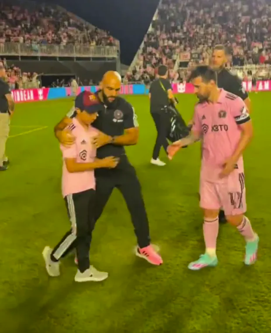 Sau đó, chàng vệ sĩ ‘hộ pháp’ này cho fan nhí chụp ảnh cùng Messi. Sau đó, chàng vệ sĩ ‘hộ pháp’ này cho fan nhí chụp ảnh cùng Messi.