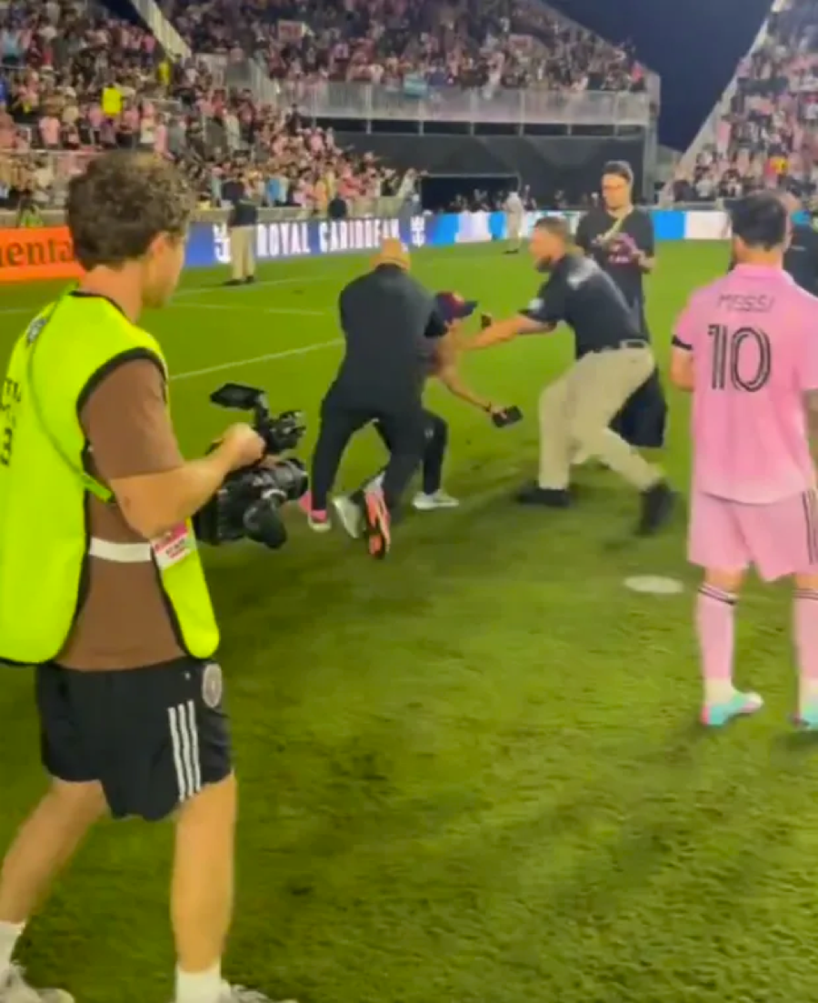 Vệ sĩ của Messi chặn một cổ động viên nhí đang lao tới phía thân chủ. Vệ sĩ của Messi chặn một cổ động viên nhí đang lao tới phía thân chủ.