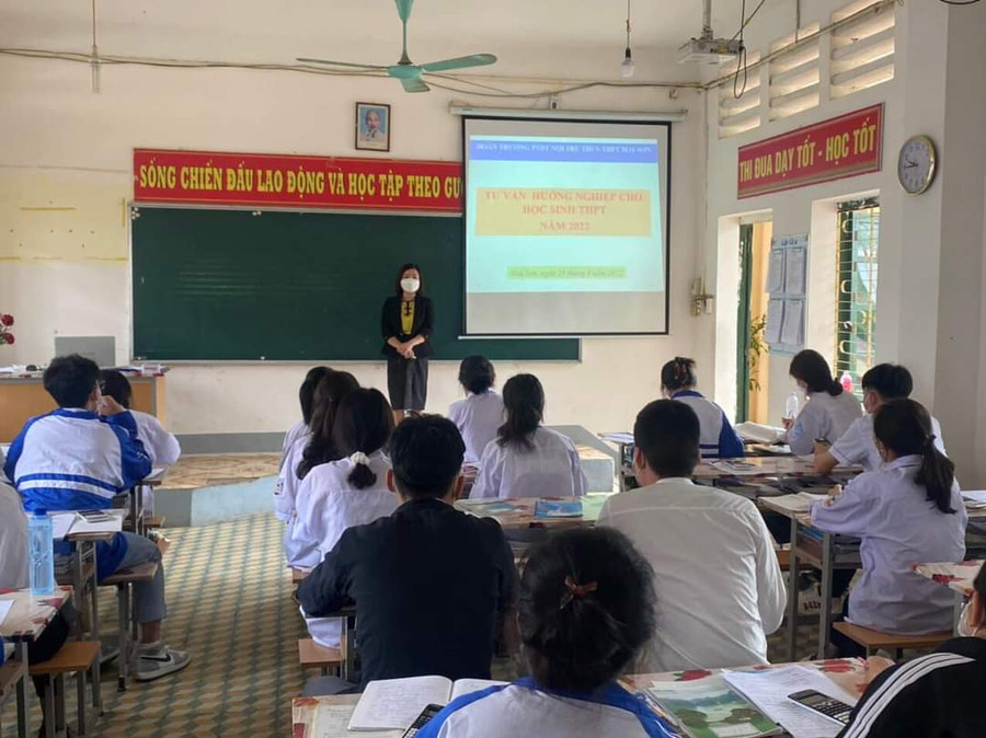 Giáo viên Trường Phổ thông DTNT THCS - THPT Mai Sơn đang lồng ghép tư vấn hướng nghiệp qua các tiết học bộ môn.