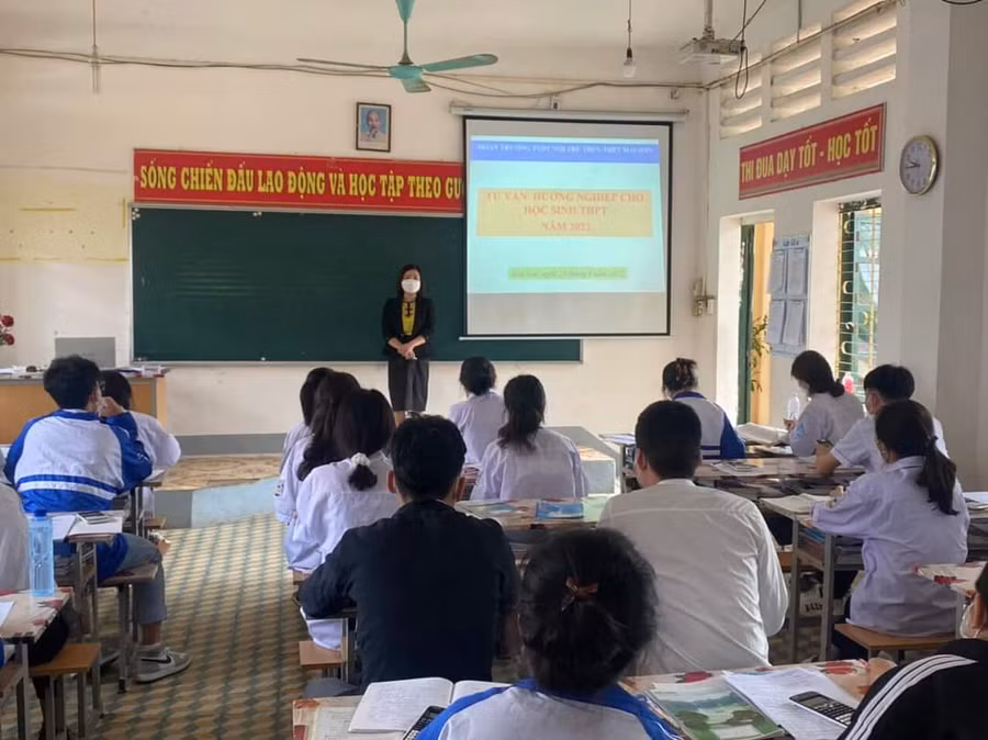 Giáo viên Trường Phổ thông DTNT THCS - THPT Mai Sơn đang lồng ghép tư vấn hướng nghiệp qua các tiết học bộ môn.