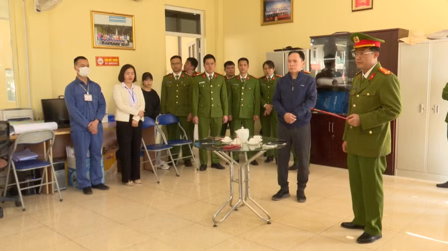 Cơ quan Cảnh sát điều tra - Công an tỉnh Sơn La tiến hành khám xét tại Trung tâm Đăng kiểm 2601D.