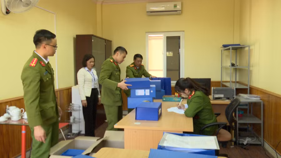 Cơ quan chức năng khám xét, thu giữ nhiều tài liệu.