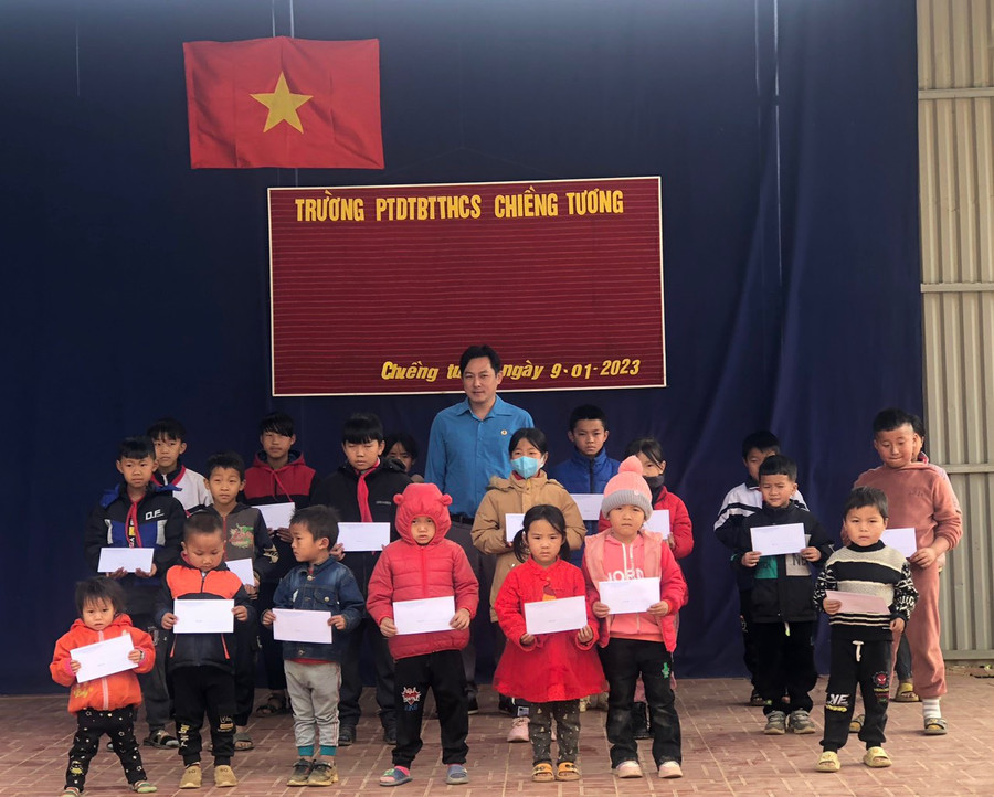 Công đoàn ngành giáo dục Sơn La tặng quà cho các em học sinh tại xã Chiềng Tương.