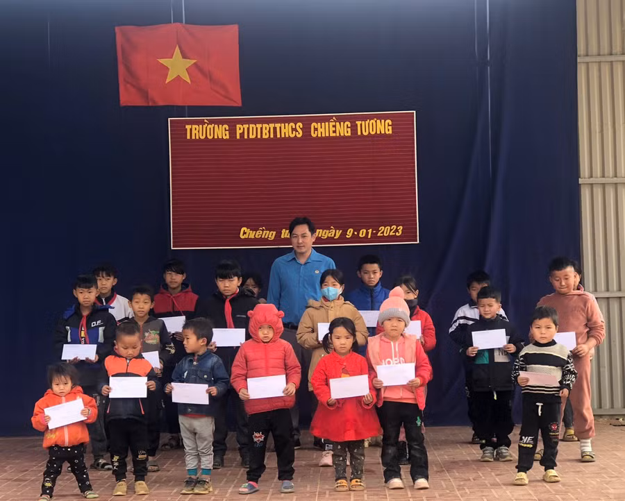 Công đoàn ngành giáo dục Sơn La tặng quà cho các em học sinh tại xã Chiềng Tương.