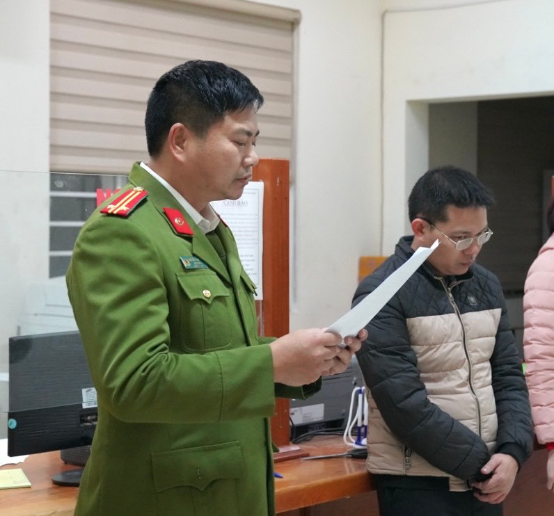 Công an tỉnh Hoà Bình đọc lệnh bắt Trịnh Thành Công, Giám đốc Trung tâm Đăng kiểm xe cơ giới 28-01S.