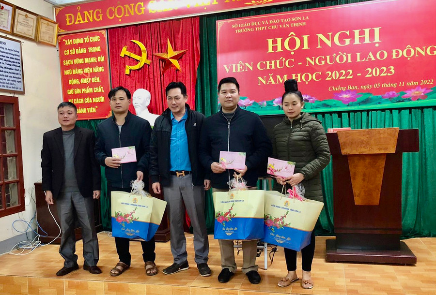 Ông Nguyễn Cảnh Hưng, Chủ tịch Công đoàn ngành giáo dục tỉnh Sơn La (thứ 3 từ phải sang) tặng quà cho đoàn viên, người lao động.