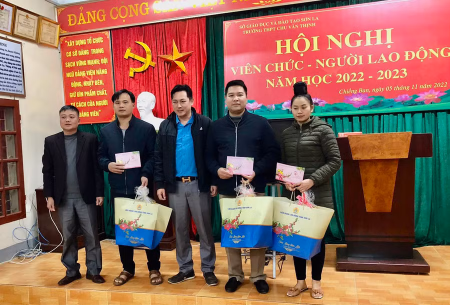 Ông Nguyễn Cảnh Hưng, Chủ tịch Công đoàn ngành giáo dục tỉnh Sơn La (thứ 3 từ phải sang) tặng quà cho đoàn viên, người lao động.