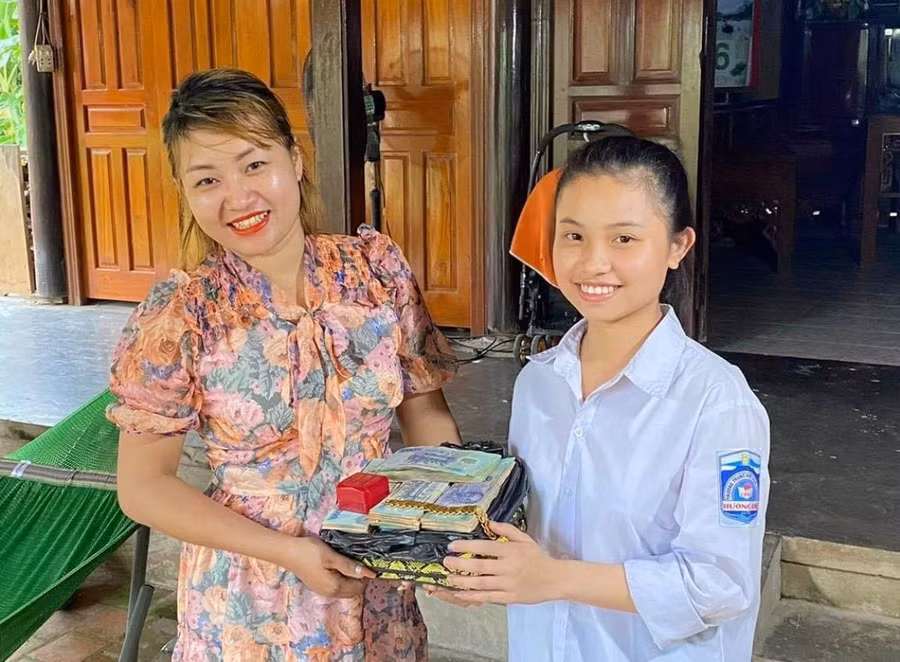 Chị Thắm nhận lại số tài sản đánh rơi từ em Mỹ Dung.