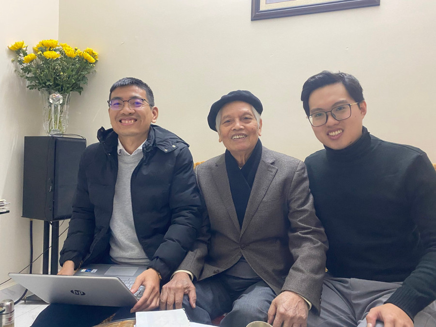 Nhạc sĩ Doãn Nho và tác giả (bìa trái). Ảnh: Đức Anh. Nhạc sĩ Doãn Nho và tác giả (bìa trái). Ảnh: Đức Anh.