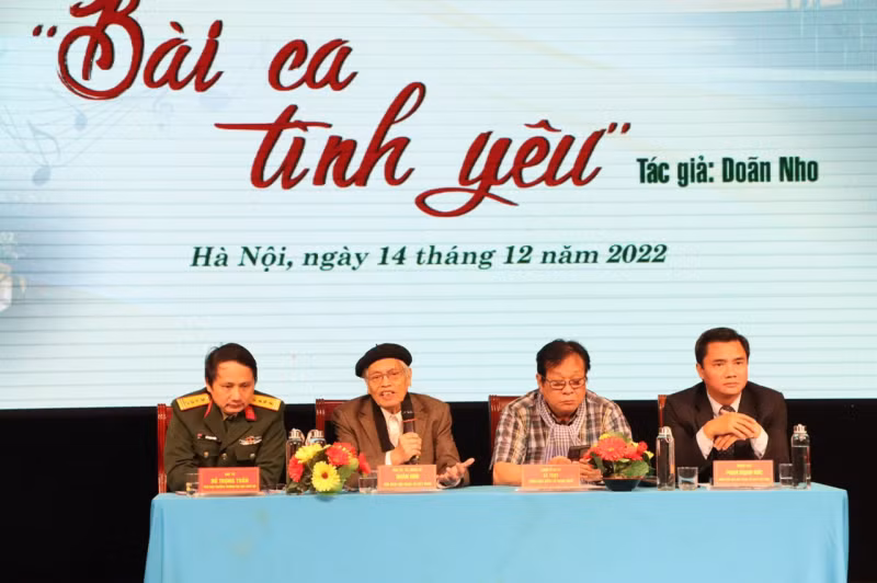 Nhạc sĩ Doãn Nho chia sẻ trong buổi họp báo ra mắt vở Opera 'Bài ca tình yêu'. Ảnh tư liệu.