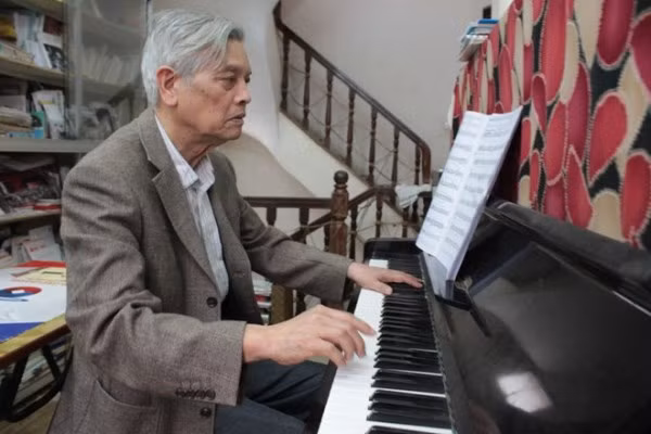 Nhạc sĩ Doãn Nho say sưa trên phím đàn. Ảnh: Nguyễn Đình Toán.