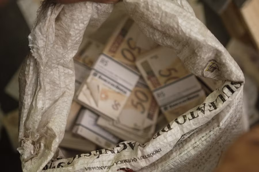 Số tiền bị đánh cắp nặng tới 2,5 tấn. Số tiền bị đánh cắp nặng tới 2,5 tấn.